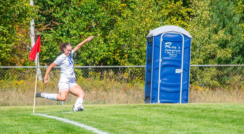 Am&eacute;lie Pires with a corner kick - Mark Wilson